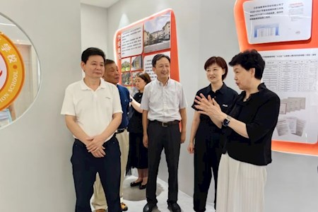 上海中建房产有限公司李永芬董事长莅临我校调研